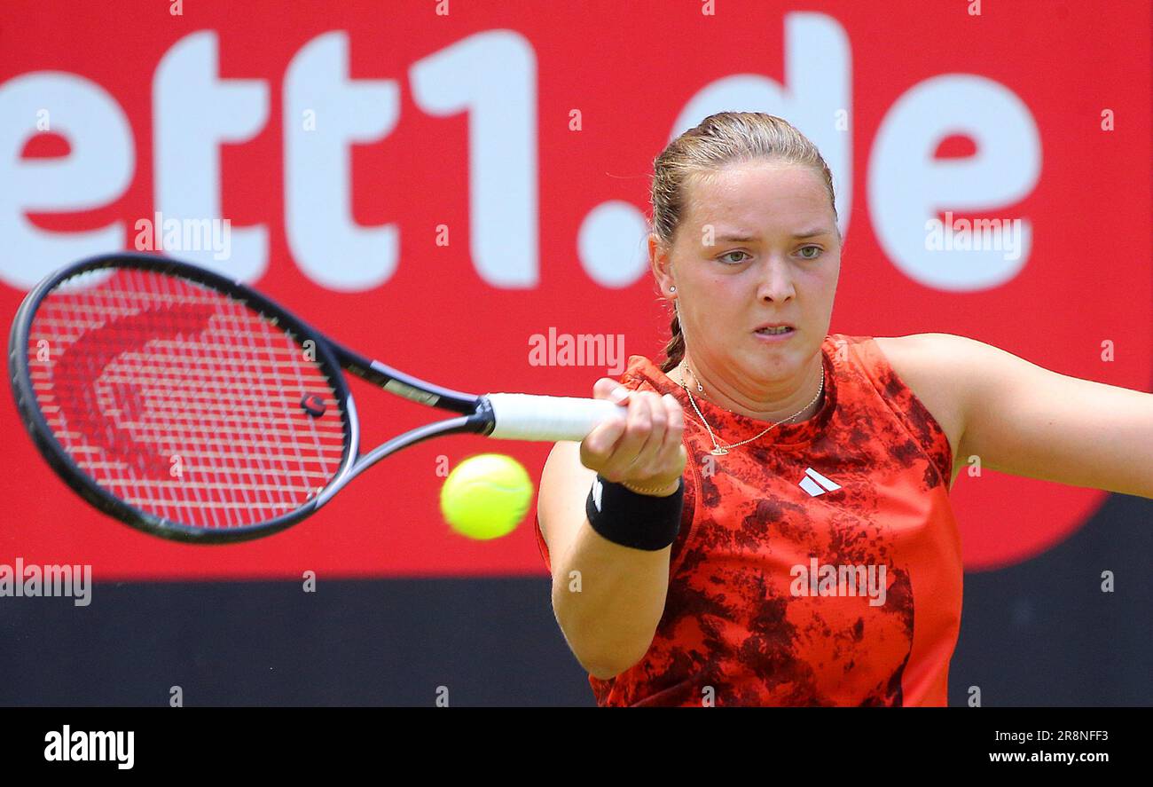 Berlin, Allemagne. 22nd juin 2023. Tour de tennis WTA Tour de 16 - Vondrousova (CZE) - Niemeier (GER): Jule Niemeier joue un avant-main. Le tournoi de tennis féminin de cette année, ouvert en bett1, aura lieu du 19 au 25.06.2023 au Hundekehle sur le site LTTC Rot-Weiß. Credit: Wolfgang Kumm/dpa/Alay Live News Banque D'Images