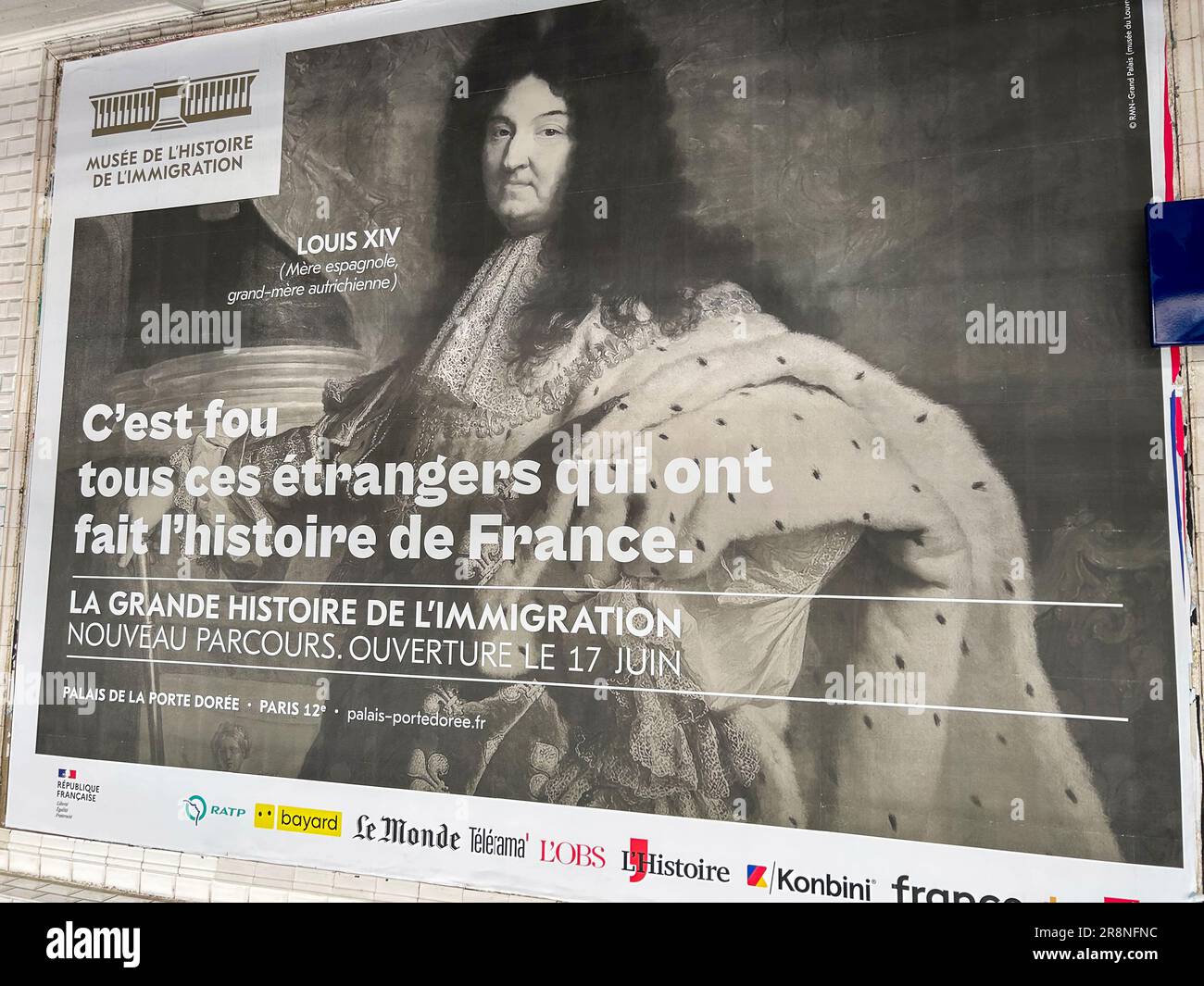 Paris, France, Publicité française en plein air affiche de voyage dans le métro de Paris, Musée de l'immigration, slogan Louis XIV: "C'est fou comment tous ces étrangers..." Banque D'Images