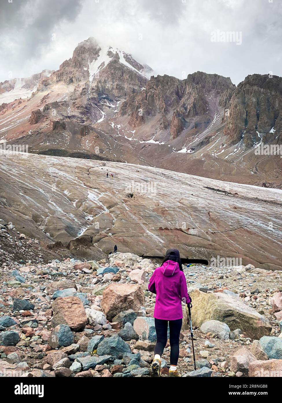Brave femme randonneur escalade sur le sentier du glacier dans le parc national de Kazbegi à la piste du glacier de gergeti.route de montée de la montagne Kazbek Banque D'Images