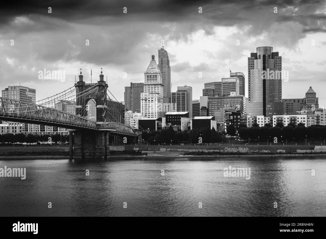 Photographie en noir et blanc de Cincinatti Skyline sous des nuages spectaculaires et de la rivière Ohio au premier plan Banque D'Images