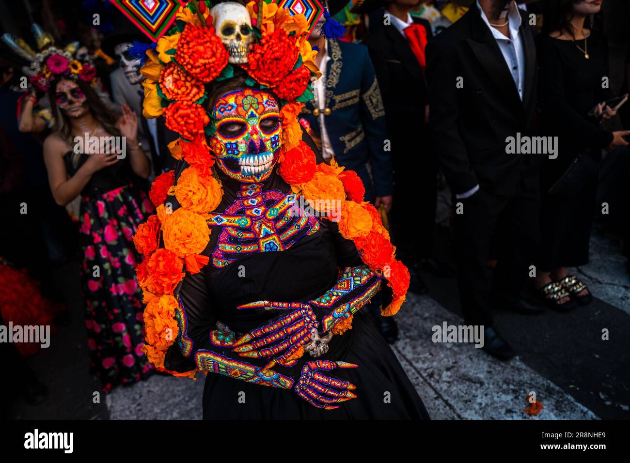 Une femme mexicaine, vêtue de la Catrina et portant un masque et une robe à perles Huichol, participe aux festivités du jour des morts à Morelia, au Mexique. Banque D'Images