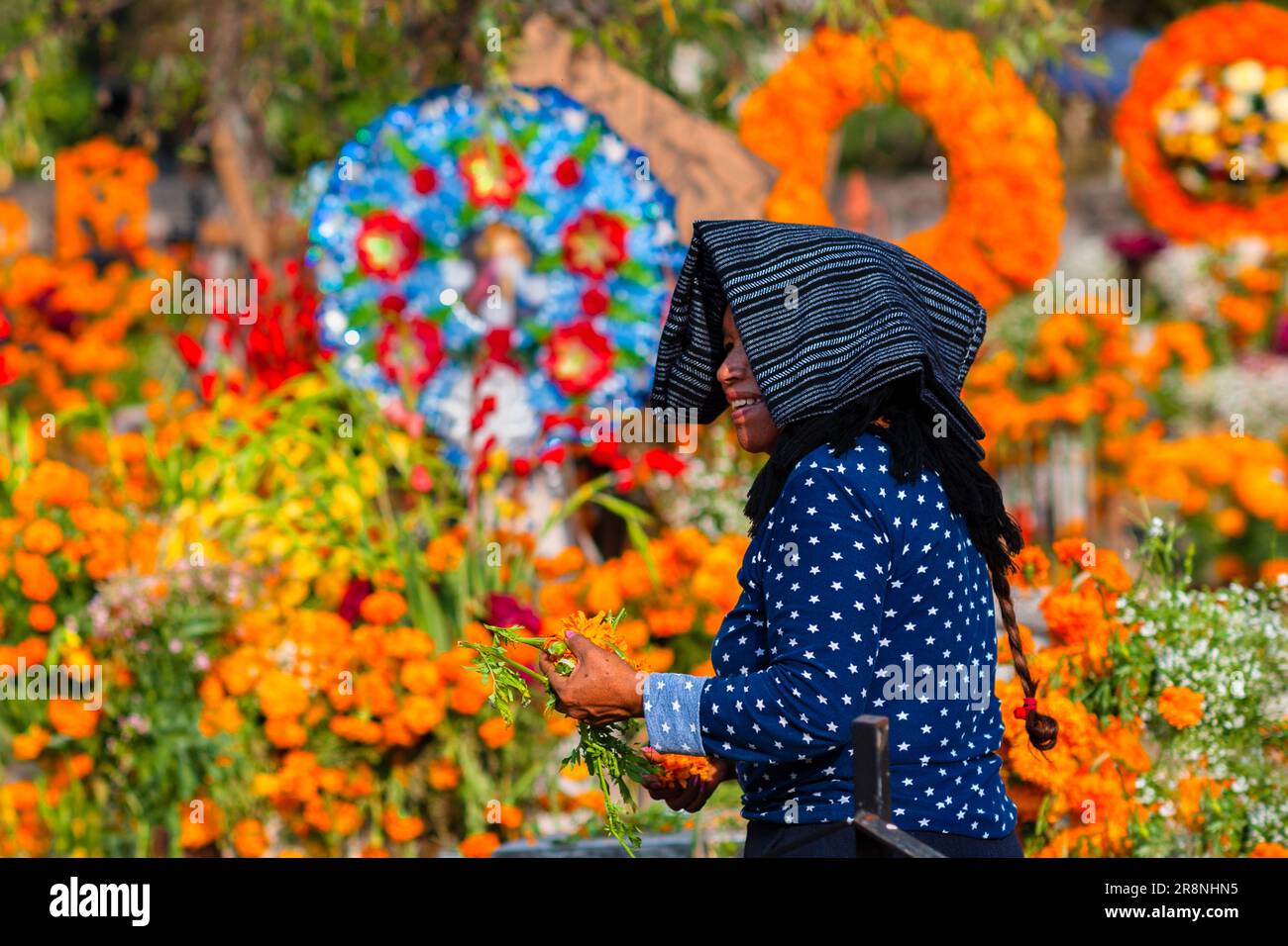Une femme indigène mexicaine se promène dans les tombes d'un cimetière lors des célébrations du jour des morts à Ihuatzio, Michoacán, Mexique. Banque D'Images