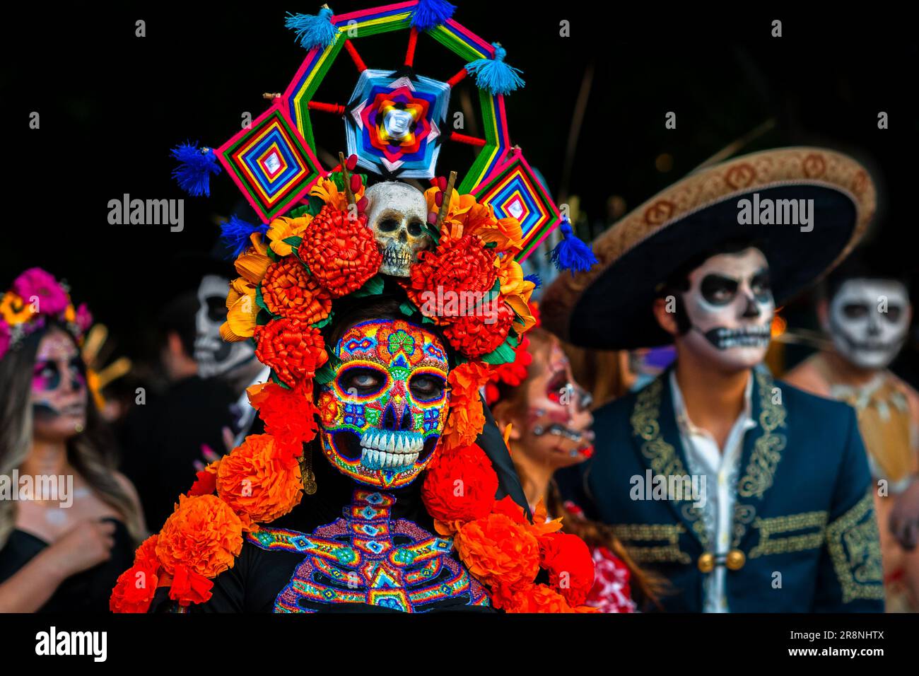 Une femme mexicaine, habillée comme la Catrina et portant un masque et une robe à perles Huichol, participe aux célébrations du jour des morts à Morelia, au Mexique. Banque D'Images
