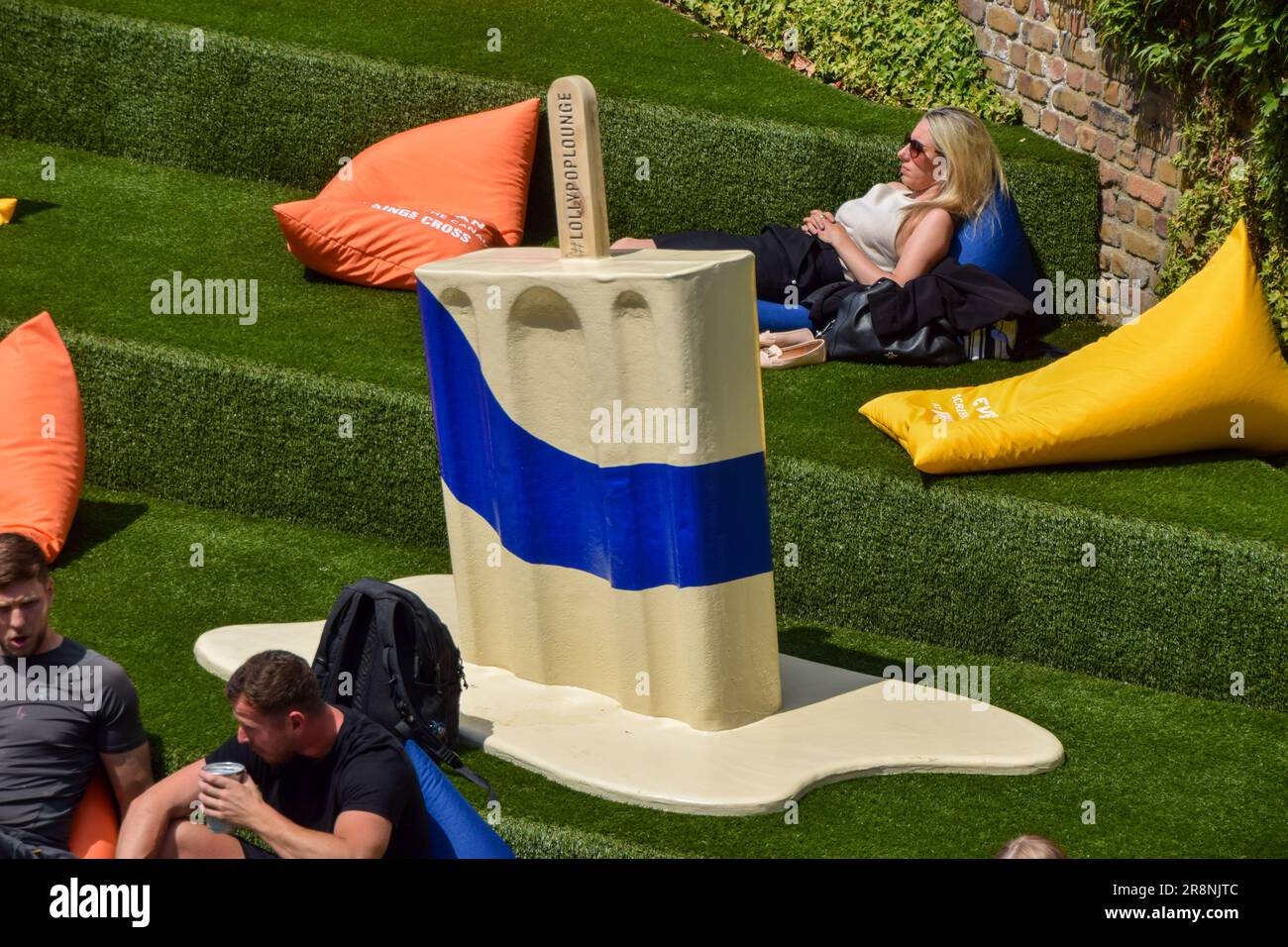 Londres, Angleterre, Royaume-Uni. 22nd juin 2023. La foule prend le soleil à côté de gigantesques « limes de glace géantes » sur l'herbe artificielle de Granary Square, la Croix du roi, alors que les températures montent en flèche dans la capitale. (Credit image: © Vuk Valcic/ZUMA Press Wire) USAGE ÉDITORIAL SEULEMENT! Non destiné À un usage commercial ! Banque D'Images