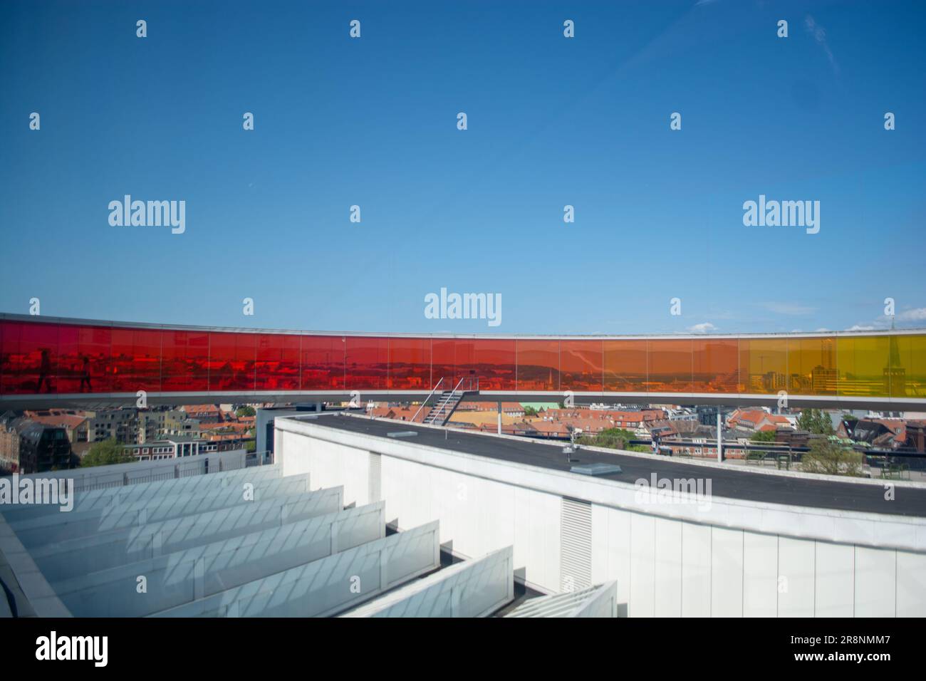 Aarhus, Danemark juin 2023, le musée d'art ARoS au centre-ville et l'exposition panoramique arc-en-ciel d'Olafur Eliasson sur le toit. Banque D'Images