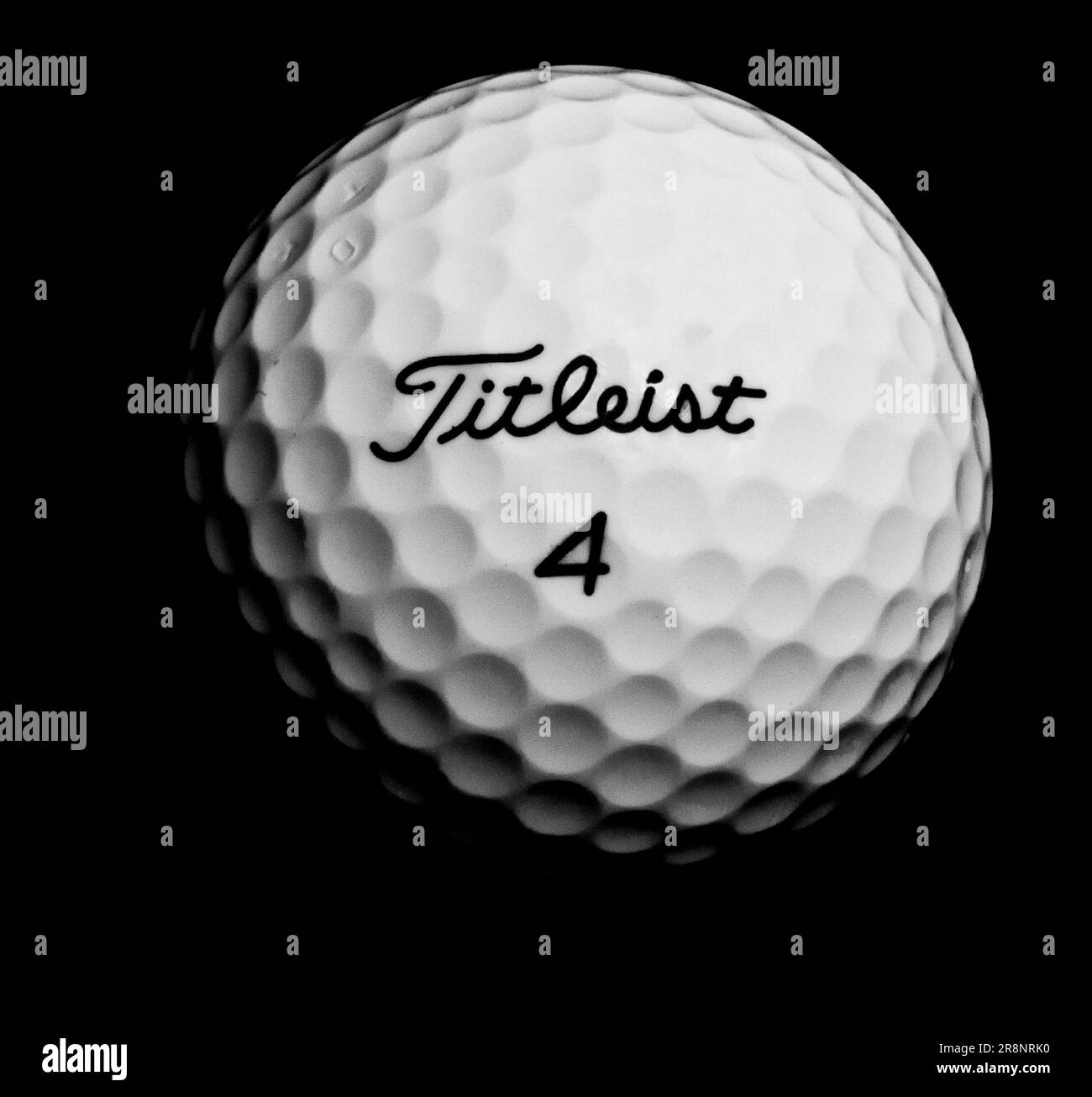Ballon de golf Titleist marqué n°4 sur fond plat, Titleist est la propriété d'Acushnet et basé dans le Massachusetts, Etats-Unis; noir et blanc (noir et blanc) Banque D'Images