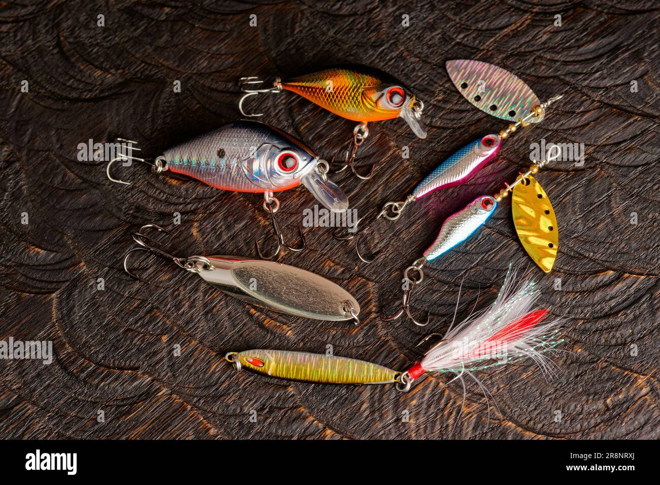 Jeu de leurres en métal et en plastique pour la pêche sur une surface en chêne foncé Banque D'Images