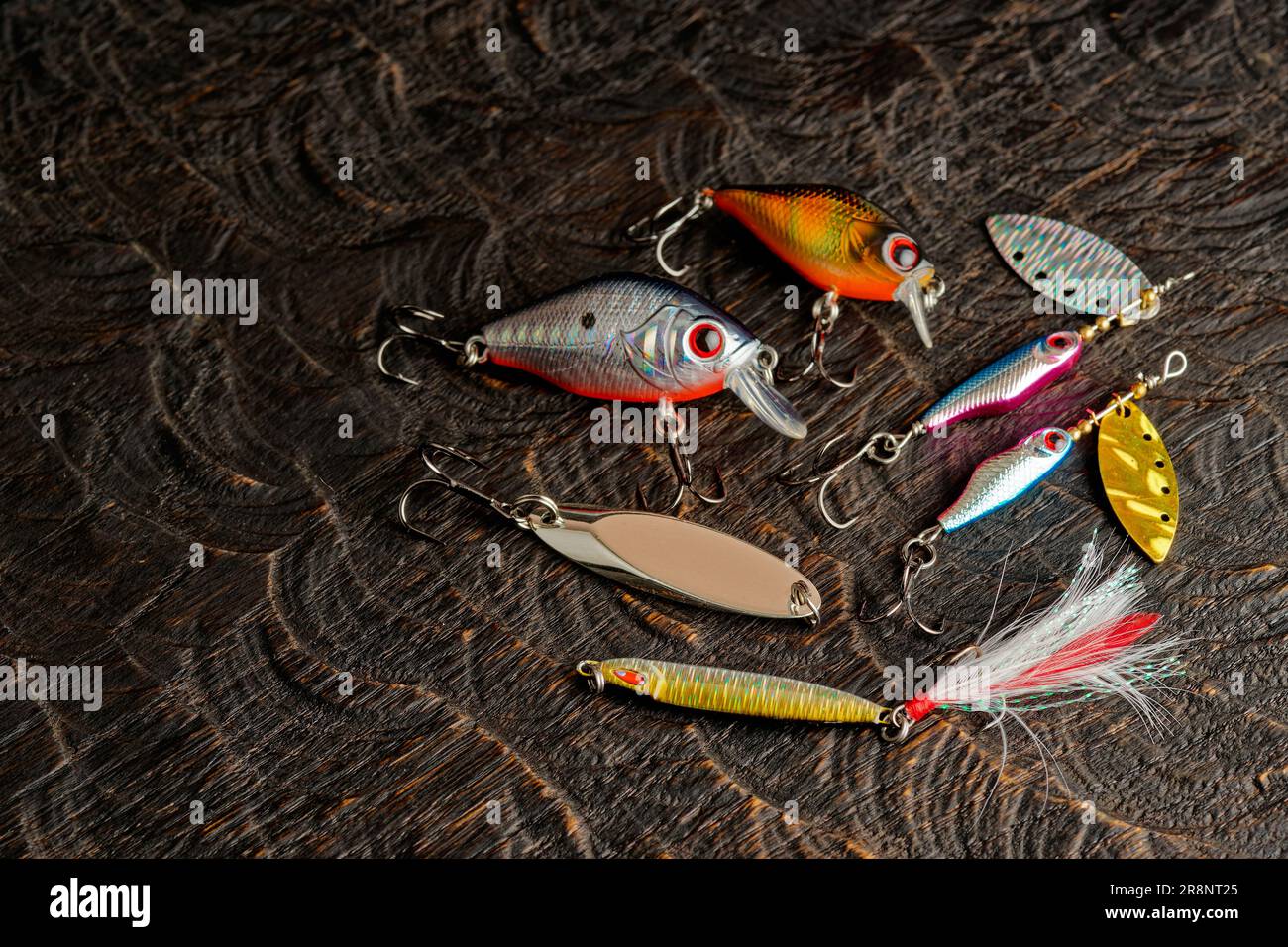 Jeu de leurres en métal et en plastique pour la pêche sur chêne foncé, espace de copie Banque D'Images