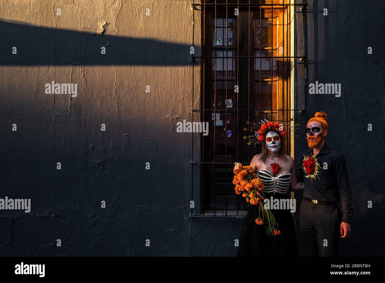 Une mexicaine, habillée comme la Catrina, et un mexicain, vêtu comme Catrín, participent aux festivités du jour des morts à Guadalajara, au Mexique. Banque D'Images