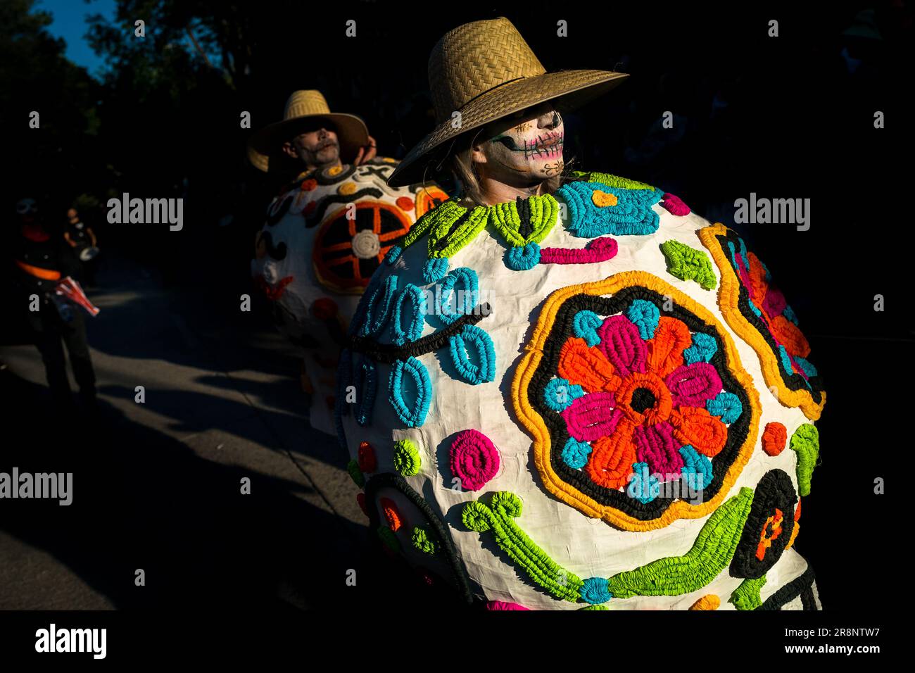 Une jeune femme mexicaine, portant un costume d'inspiration autochtone, exécute un acte de danse pendant les festivités du jour des morts à Guadalajara, au Mexique. Banque D'Images