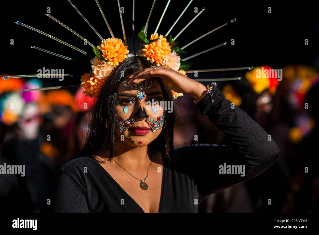 Une jeune femme mexicaine, qui porte des pierres du visage, participe aux festivités du jour des morts à Guadalajara, Jalisco, au Mexique. Banque D'Images