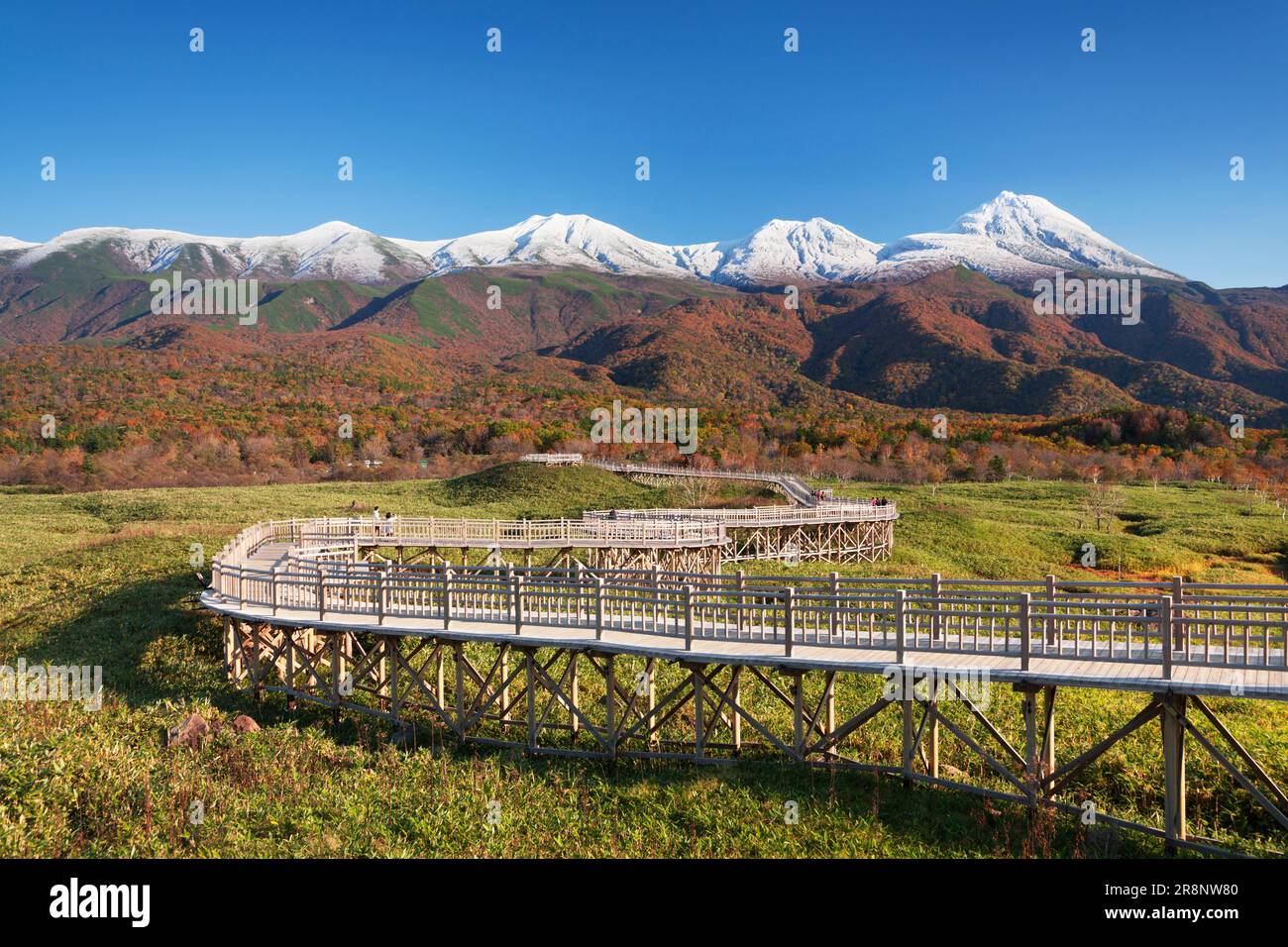 Passerelle surélevée des cinq lacs de Shiretoko et chaîne de montagnes de Shiretoko Banque D'Images