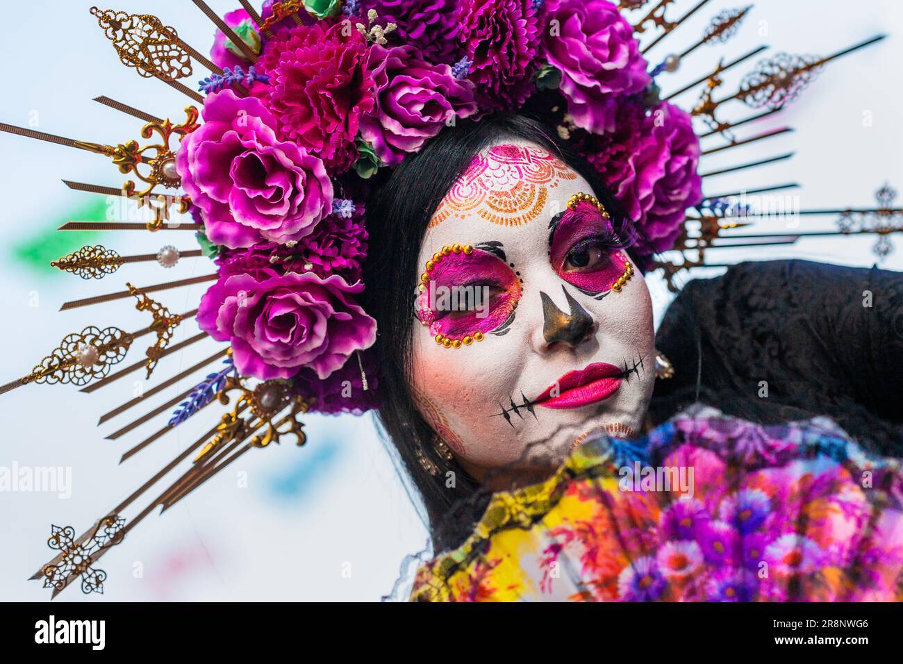 Une jeune mexicaine, habillée comme la Catrina, participe aux festivités du jour des morts à Tlaquepaque, au Mexique. Banque D'Images