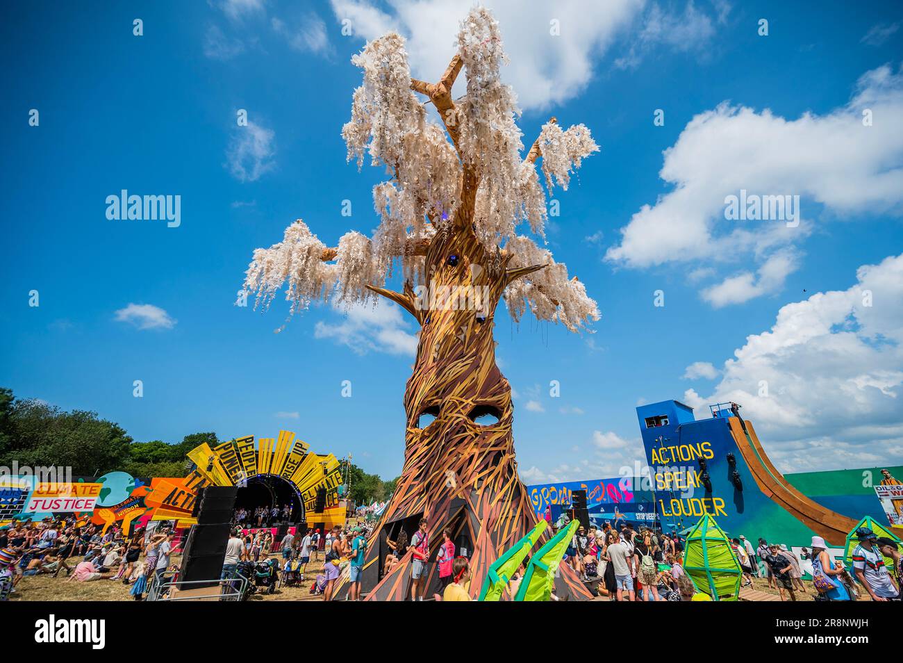 Glastonbury, Royaume-Uni. 22nd juin 2023. La région de Greenpeace où « les actions parlent plus fort que les mots sous l'arbre de Rave - jeudi au festival Glastonbury 2023, digne Farm, Glastonbury. Crédit : Guy Bell/Alay Live News Banque D'Images