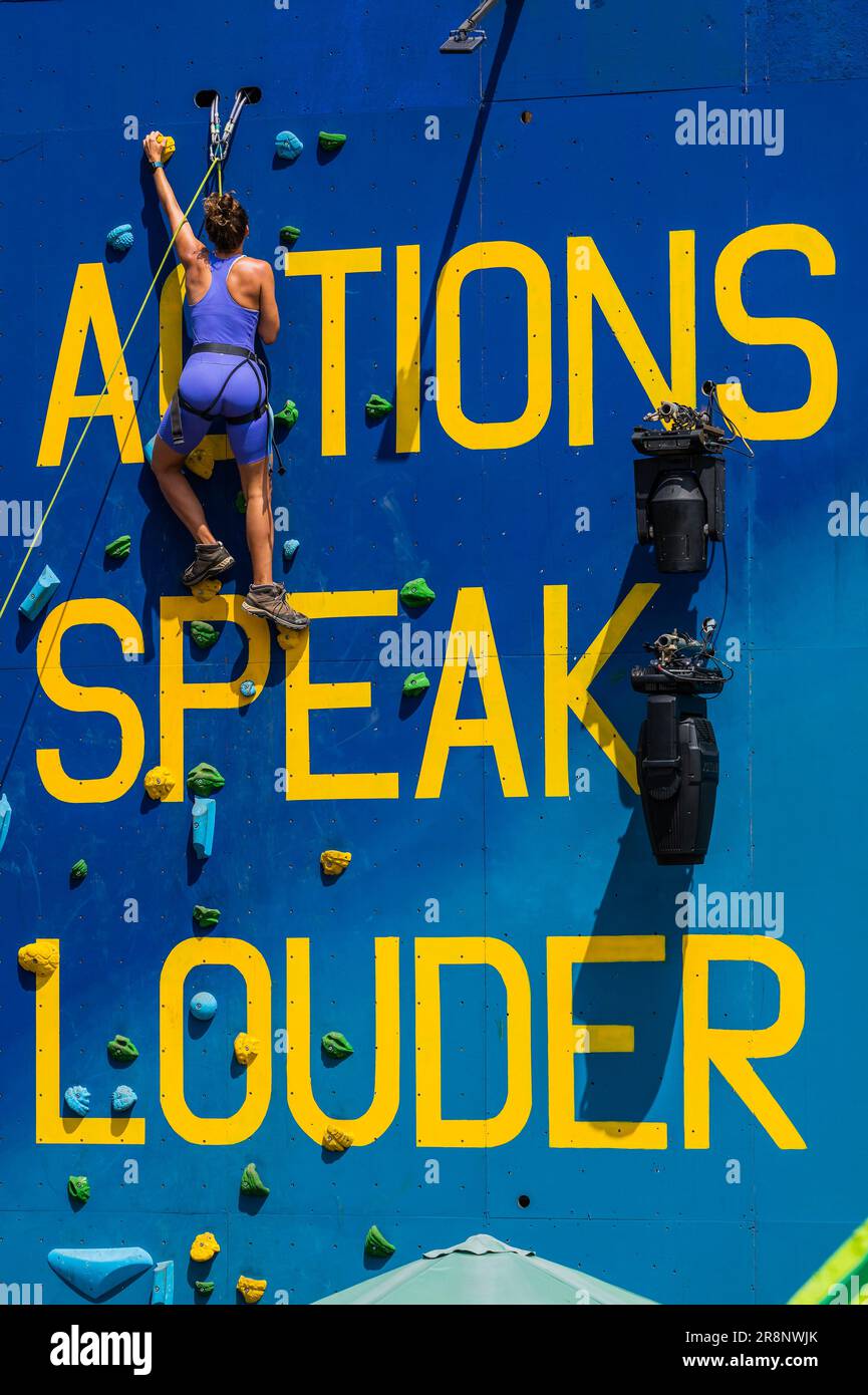 Glastonbury, Royaume-Uni. 22nd juin 2023. La région de Greenpeace où « les actions parlent plus fort que les mots sous l'arbre de Rave - jeudi au festival Glastonbury 2023, digne Farm, Glastonbury. Crédit : Guy Bell/Alay Live News Banque D'Images