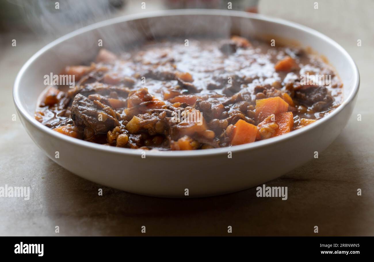 Ragoût de lentilles de bœuf chaud et à la vapeur Banque D'Images