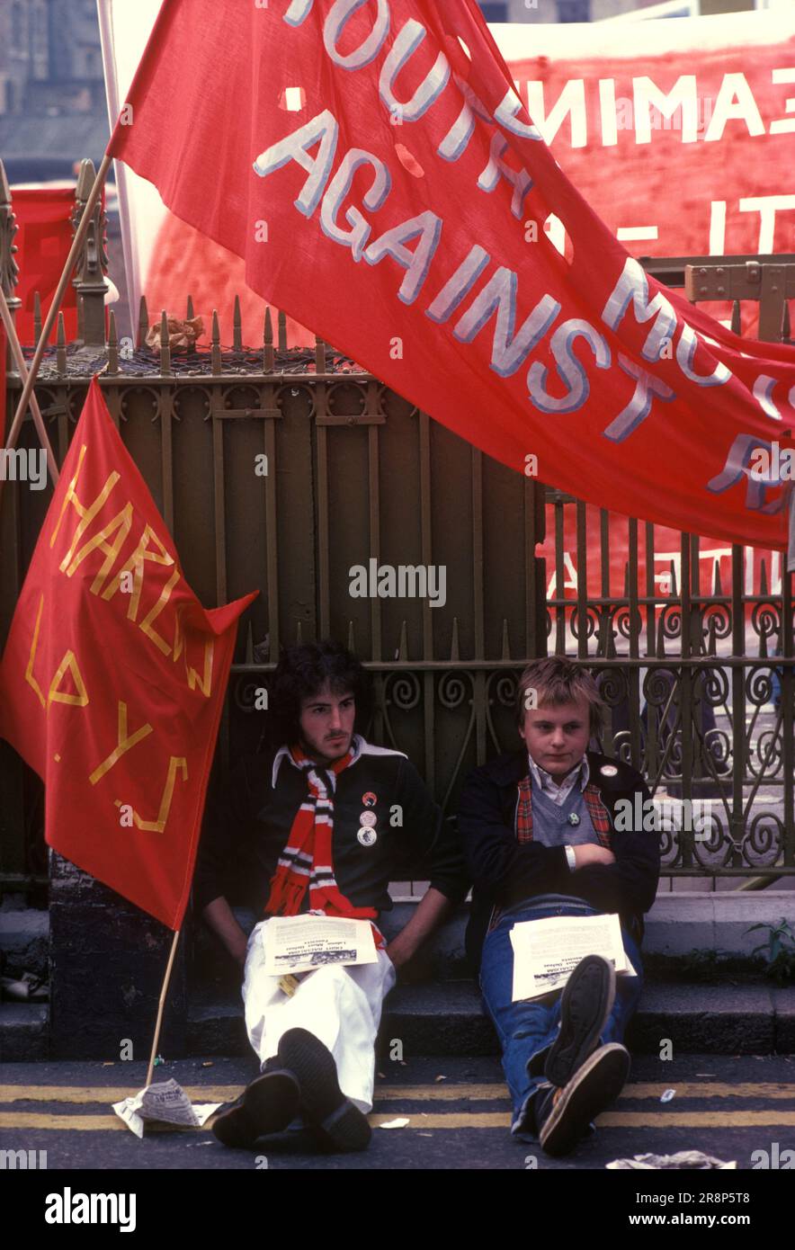 Marche contre le racisme à l'est de Londres 1970s le Royaume-Uni s'assoit pour protester contre le parti du Front National dans la région. Plusieurs groupes asiatiques et minoritaires et de nombreux blancs sont venus protester de tout Londres. Brick Lane, Tower Hamlets, est de Londres, Angleterre vers 1978. 70s HOMER SYKES Banque D'Images