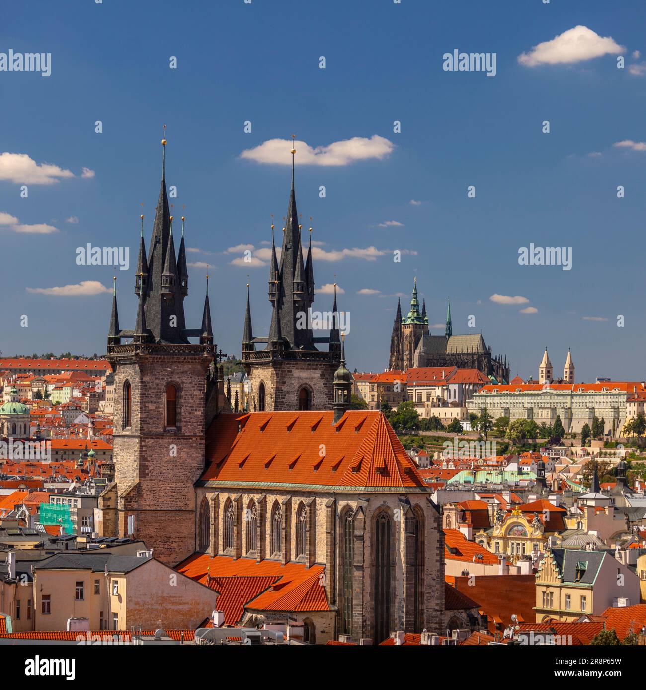 PRAGUE, RÉPUBLIQUE TCHÈQUE, EUROPE - les gratte-ciel de Prague y compris l'église notre-Dame avant Tyn, et au loin de Saint Cathédrale de Vitus et château de Prague. Banque D'Images