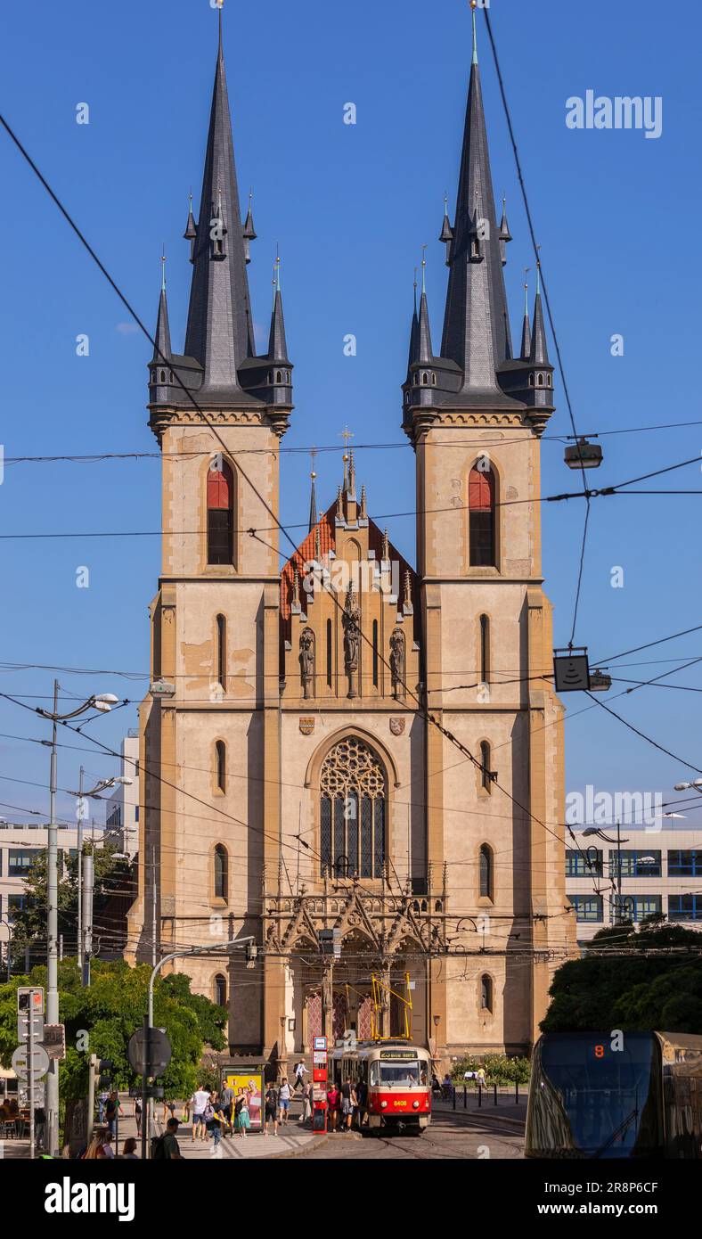 PRAGUE, RÉPUBLIQUE TCHÈQUE, EUROPE - Eglise Saint-Antoine de Padoue et scène de tram et de rue, à la place Strossmayer. Banque D'Images