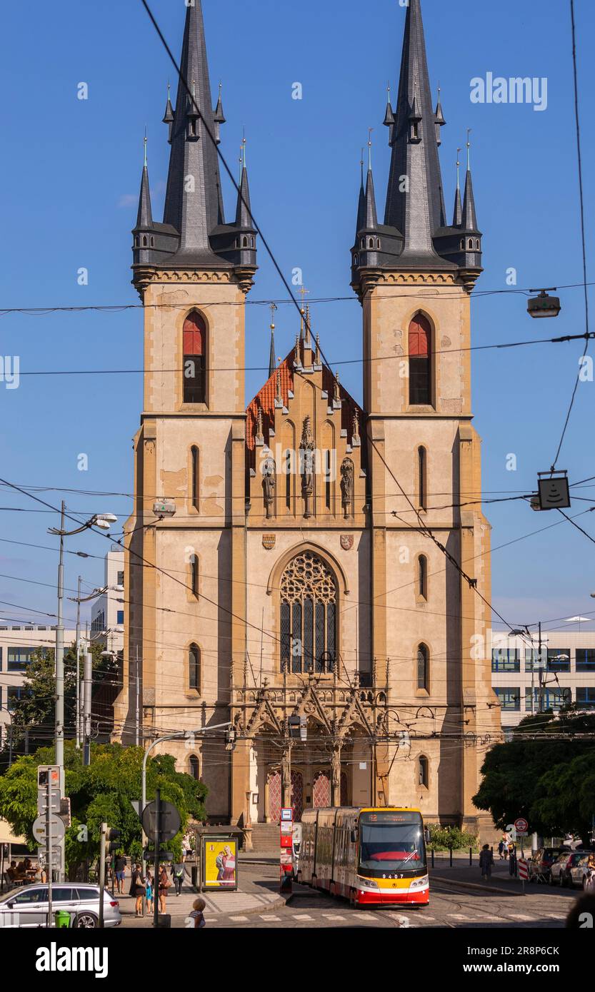 PRAGUE, RÉPUBLIQUE TCHÈQUE, EUROPE - Eglise Saint-Antoine de Padoue et scène de tram et de rue, à la place Strossmayer. Banque D'Images