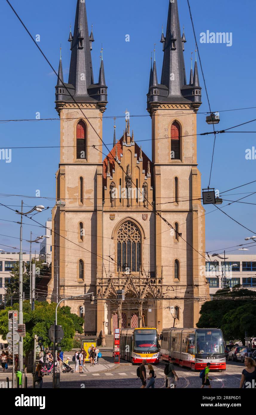 PRAGUE, RÉPUBLIQUE TCHÈQUE, EUROPE - Eglise Saint-Antoine de Padoue et scène de tram et de rue, à la place Strossmayer. Banque D'Images