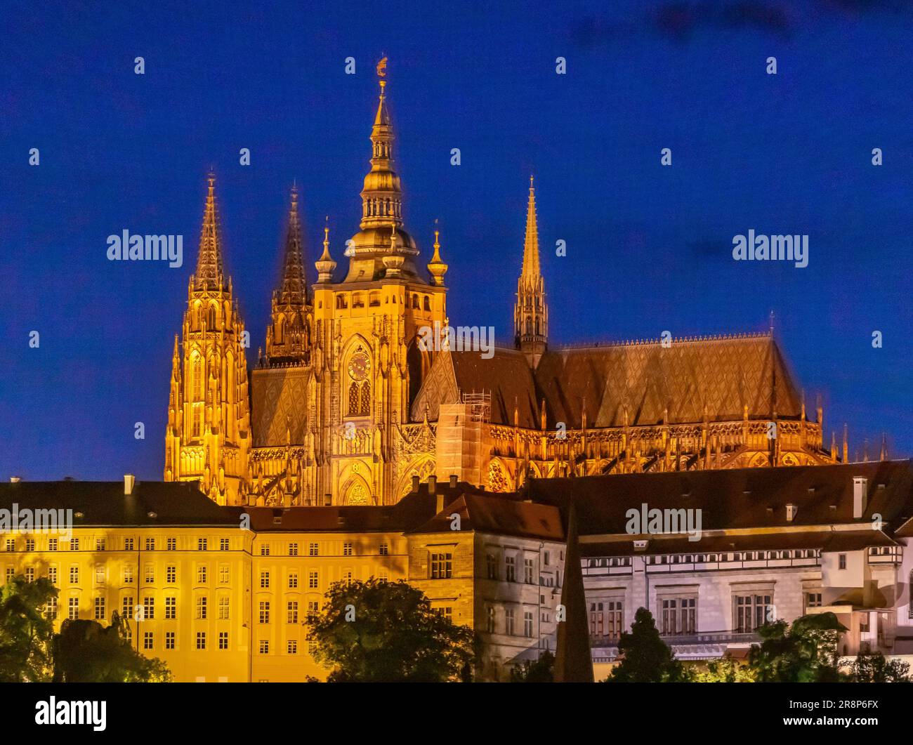PRAGUE, RÉPUBLIQUE TCHÈQUE, EUROPE - vue d'ensemble de Prague la nuit avec le château de Prague et St. Cathédrale de Vitus dans le quartier du château. Banque D'Images