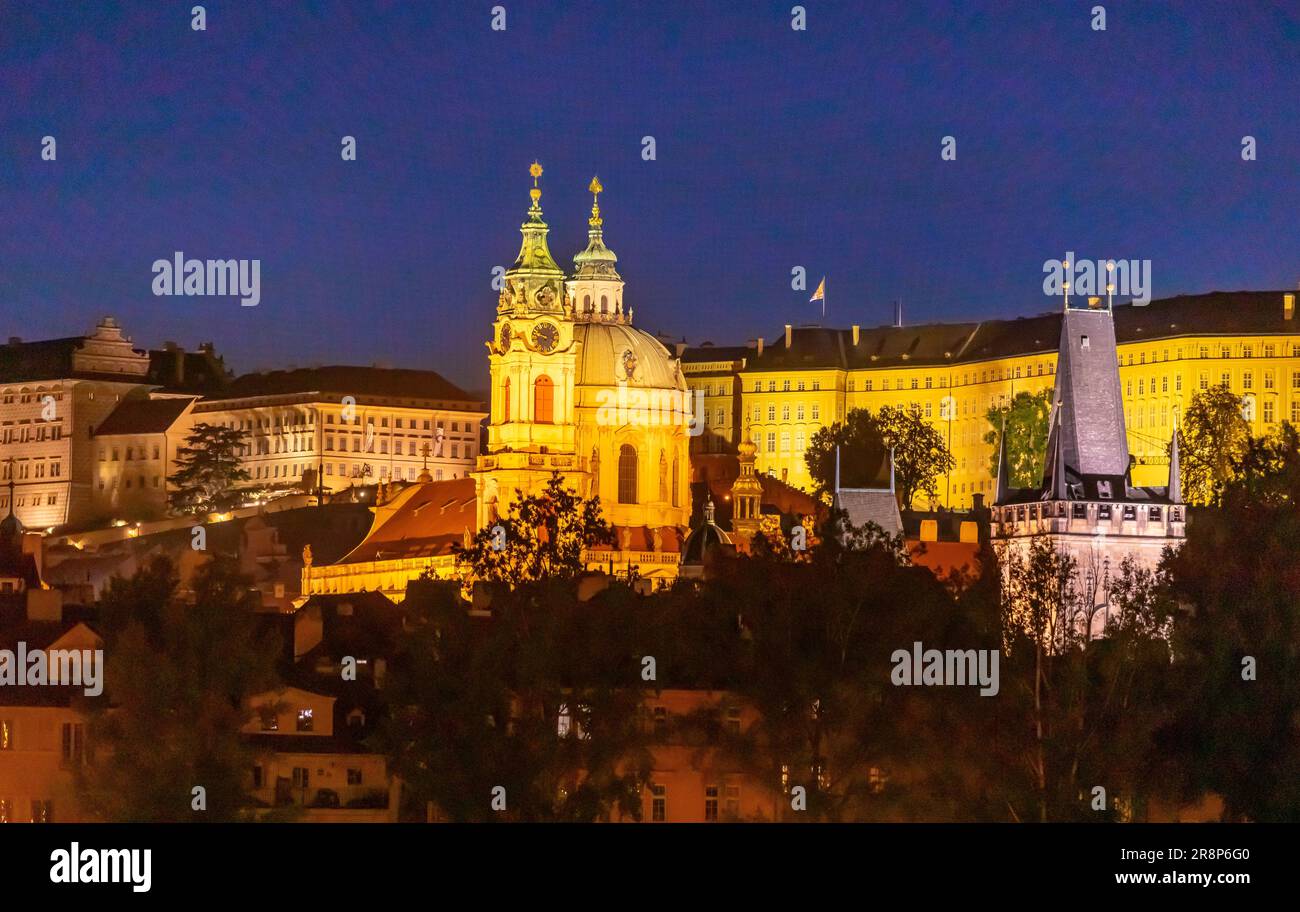 MALA STRANA, PRAGUE, RÉPUBLIQUE TCHÈQUE, EUROPE - vue d'ensemble de Prague la nuit dans le quartier du Château. Banque D'Images