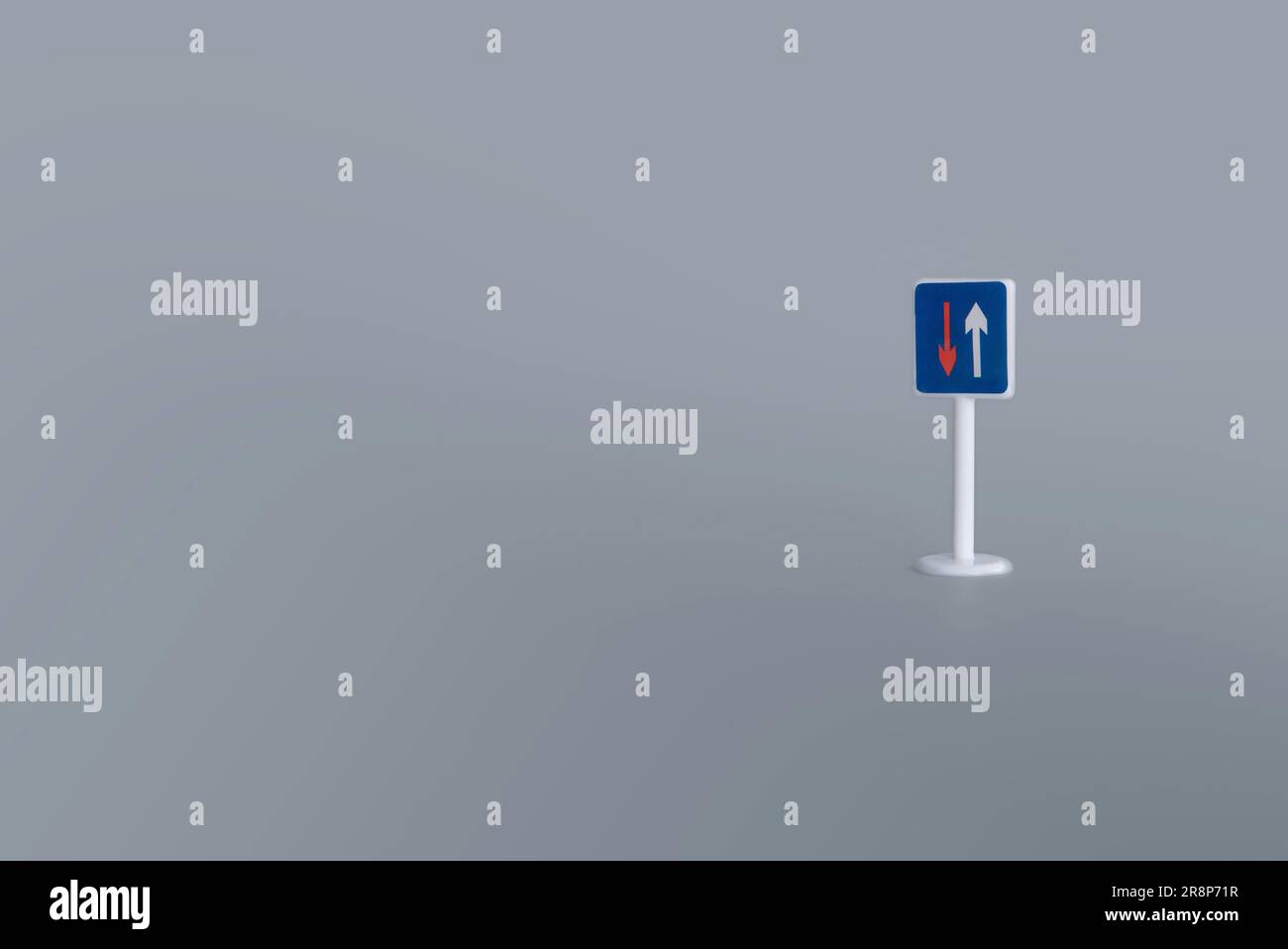 Un panneau avec flèche se déplace vers le haut et vers le bas sur fond gris avec espace de copie. Banque D'Images