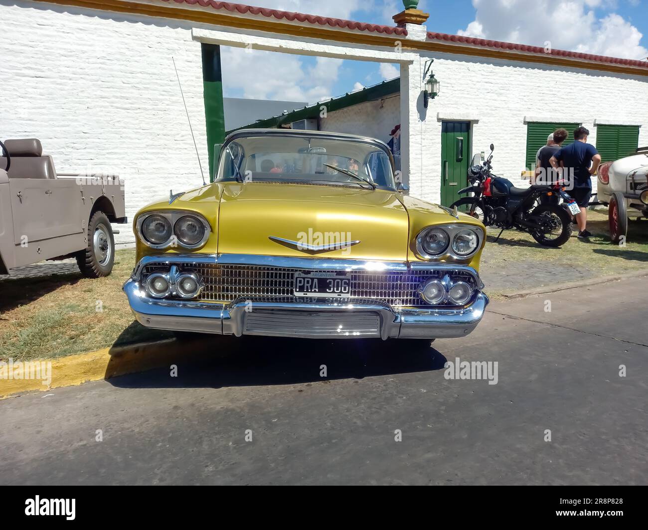 Une vieille berline Chevrolet Bel Air 1958 quatre portes garée dans la rue. Vue avant. Calandre. Salon automobile classique 2023 de CADEAA. Banque D'Images