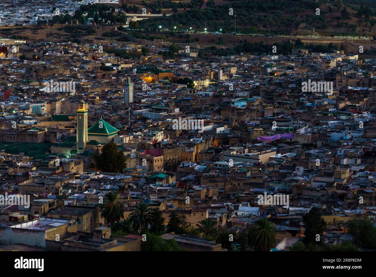 Maroc. Fez. Vue depuis la colline au-dessus de la vieille médina de Fès au crépuscule. Au centre de la mosquée Karaouiyine Banque D'Images