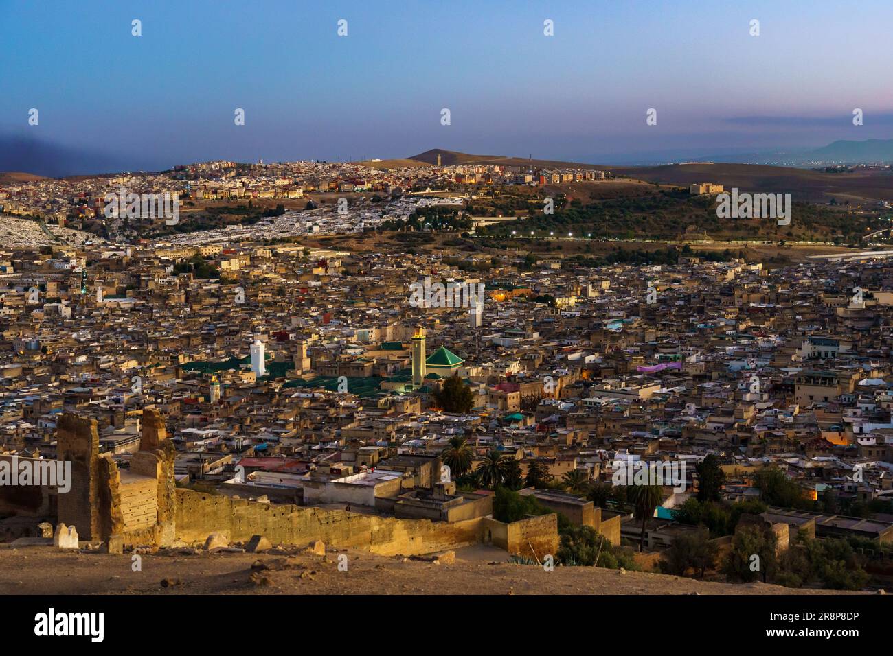 Maroc. Fez. Vue depuis la colline au-dessus de la vieille médina de Fès au crépuscule. Au centre de la mosquée Karaouiyine Banque D'Images