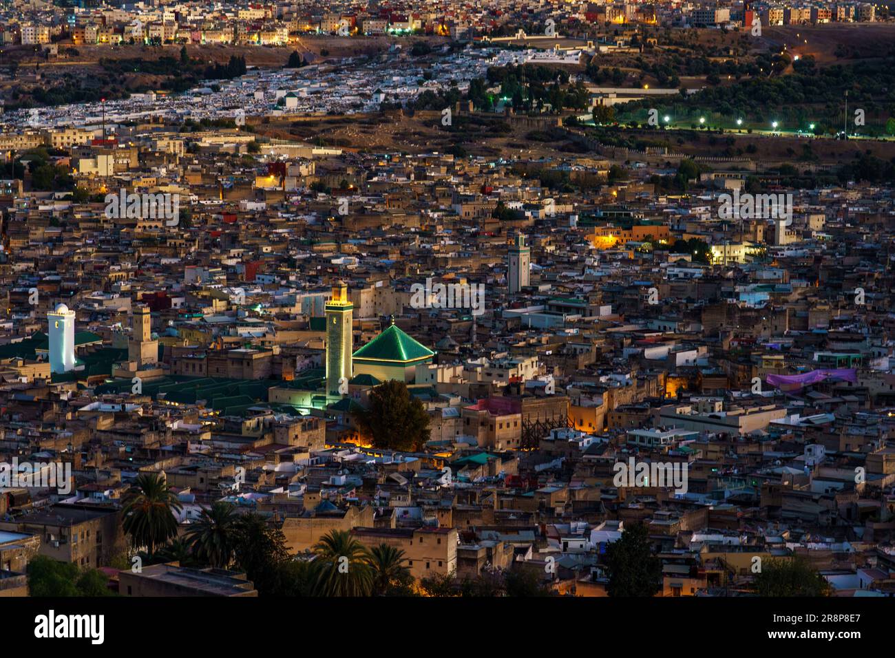 Maroc. Fez. Vue de la colline au-dessus de la vieille médina à Fès la nuit. Au centre de la mosquée Karaouiyine Banque D'Images