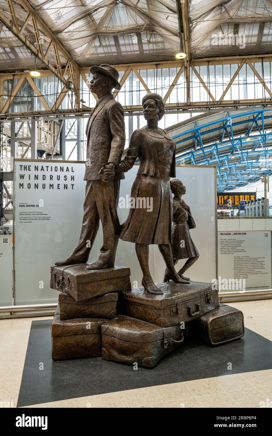Londres, Royaume-Uni - 6th juin 2023 : le monument National Windrush dans le hall principal de la gare de Waterloo. Le monument commémore l'imm des Indiens de l'Ouest britannique Banque D'Images