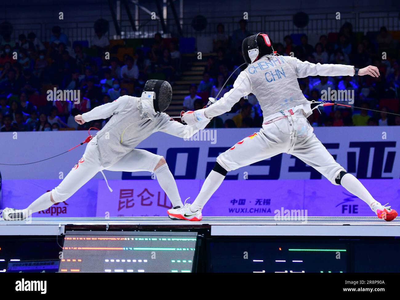 Wuxi, province chinoise du Jiangsu. 22nd juin 2023. Chen Haiwei (R) de Chine est en compétition avec Choi Chun Yin Ryan de Hong Kong en Chine lors du match de troisième place de l'équipe masculine de papier d'aluminium entre la Chine et Hong Kong en Chine aux championnats d'escrime asiatiques à Wuxi, dans la province de Jiangsu en Chine orientale, sur 22 juin 2023. Credit: Huan Yueliang/Xinhua/Alamy Live News Banque D'Images