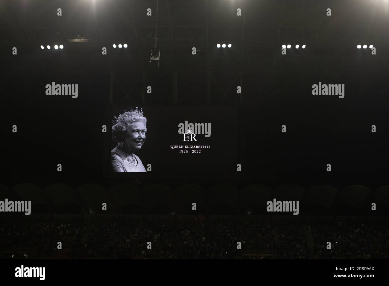 La mort de la reine Elizabeth II est honorée au stade San Siro avant le match de l'UEFA Nations League Italie vs Angleterre à Milan le 23 2022 septembre Banque D'Images