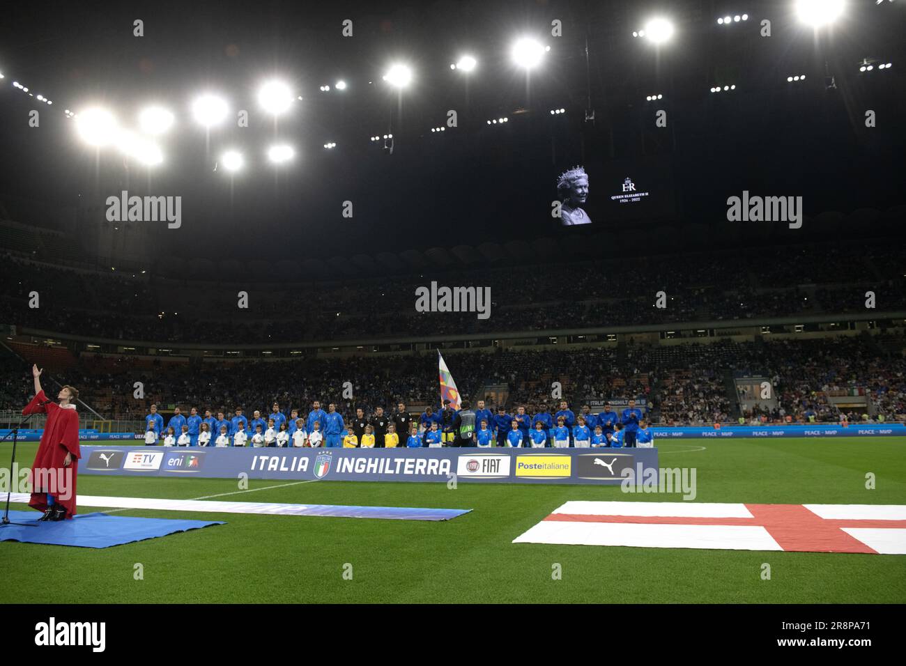 La mort de la reine Elizabeth II est honorée au stade San Siro avant le match de l'UEFA Nations League Italie vs Angleterre à Milan le 23 2022 septembre Banque D'Images