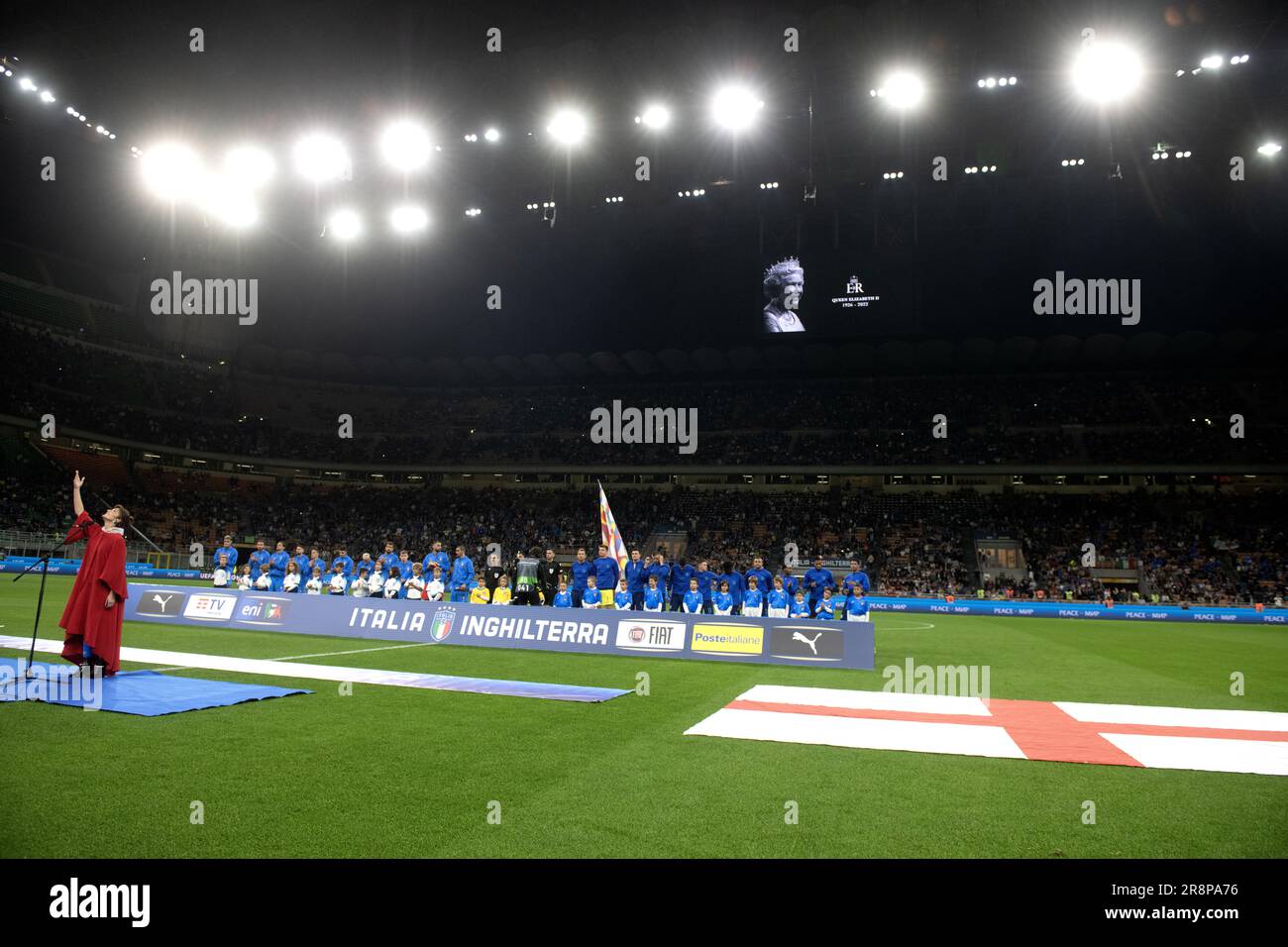 La mort de la reine Elizabeth II est honorée au stade San Siro avant le match de l'UEFA Nations League Italie vs Angleterre à Milan le 23 2022 septembre Banque D'Images