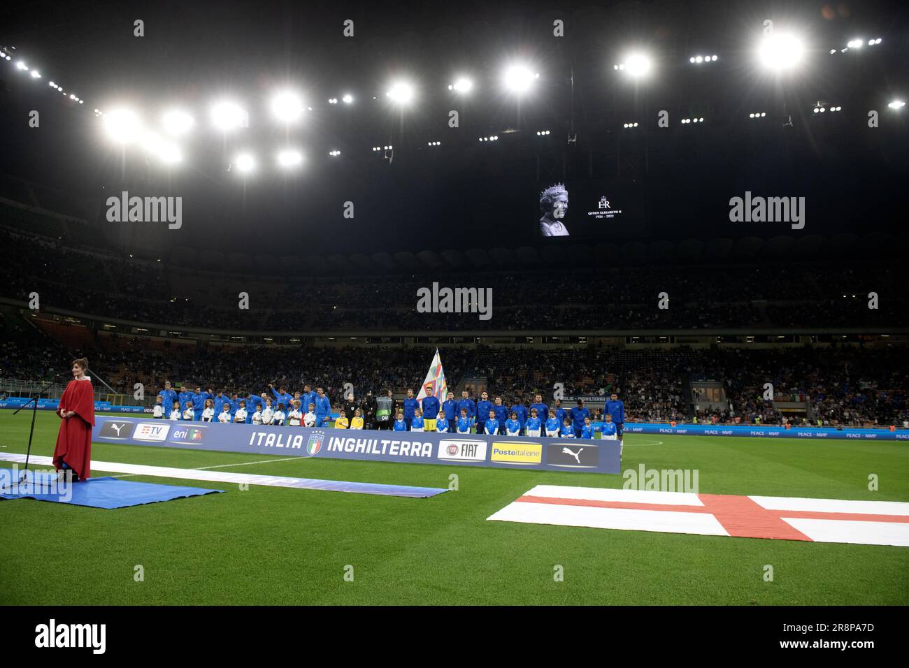 La mort de la reine Elizabeth II est honorée au stade San Siro avant le match de l'UEFA Nations League Italie vs Angleterre à Milan le 23 2022 septembre Banque D'Images