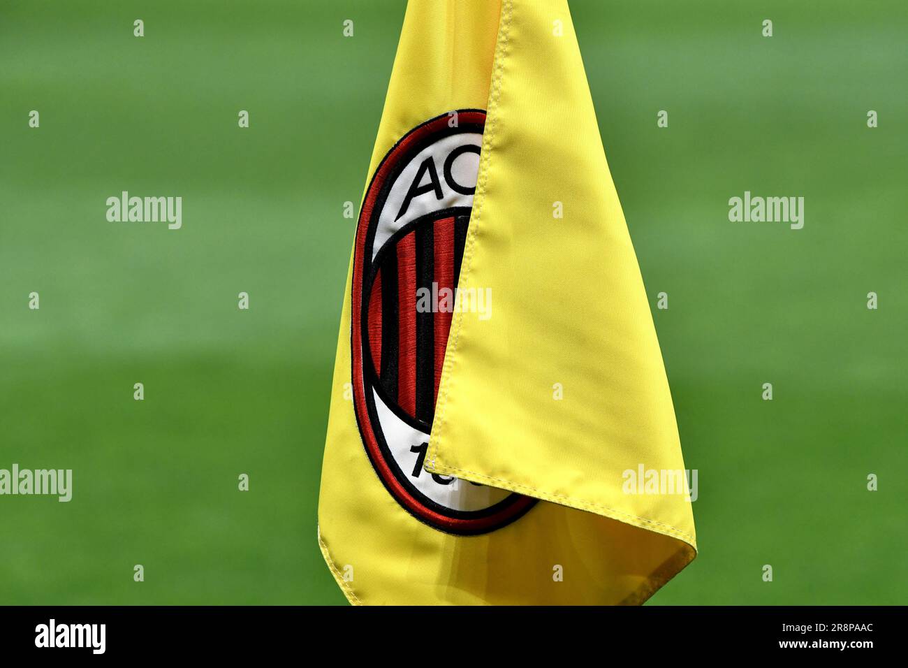 Logo AC Milan sur le drapeau d'angle jaune Banque D'Images