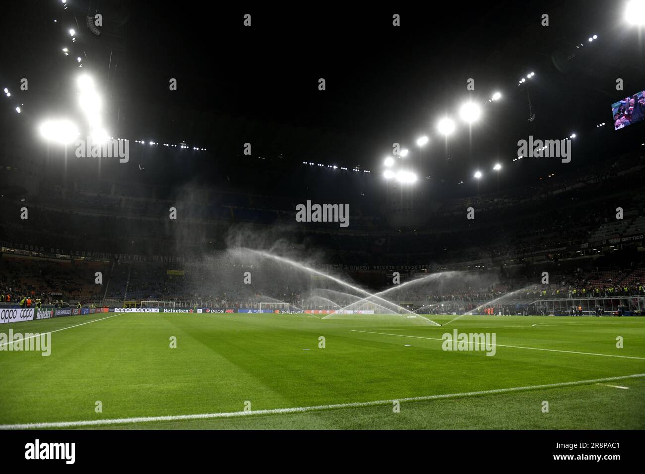 Système d'irrigation automatique arrosant le terrain de football du stade San Siro de Milan Banque D'Images