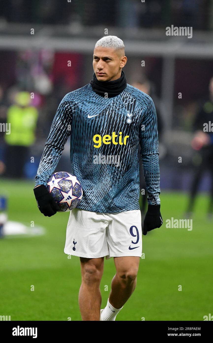 Richarlison, joueur de football de Tottenham Hotspur, tient le ballon lors du match de l'UEFA Champions League AC Milan vs Tottenham Hotspur, à Milan Banque D'Images