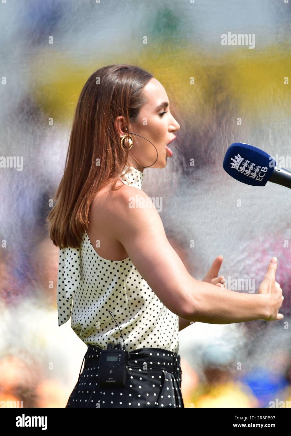 Trent Bridge Cricket Stadium, Nottingham, Royaume-Uni. 22 juin 2023. England Ladies v Australia Ladies dans le match de cricket de Ashes. Lizzie Jones MBE chantant des hymnes nationaux. Photo : Mark Dunn/Alay Live News, Banque D'Images