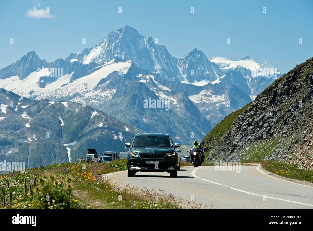 Routes alpines en Suisse, ascension vers le col de Furka, le sommet de Finsteraarhorn derrière, route du col de Furka près de Gletsch, Obergoms, Valais, Suisse Banque D'Images