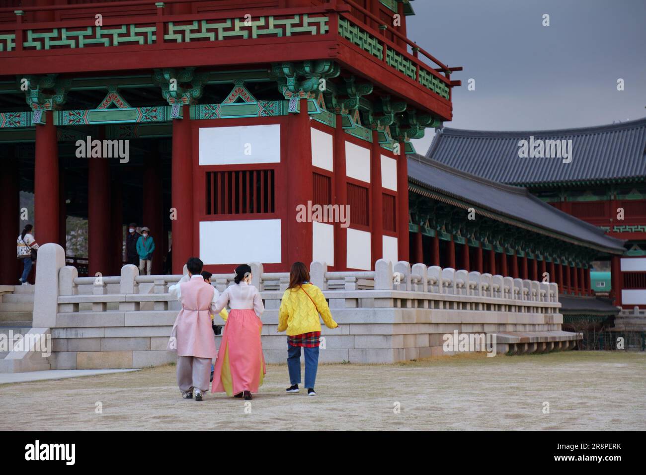 GYEONGJU, CORÉE DU SUD - 26 MARS 2023 : les touristes en vêtements hanbok traditionnels visitent les sites historiques de Gyeongju, Corée du Sud. Silkworm était un importan Banque D'Images