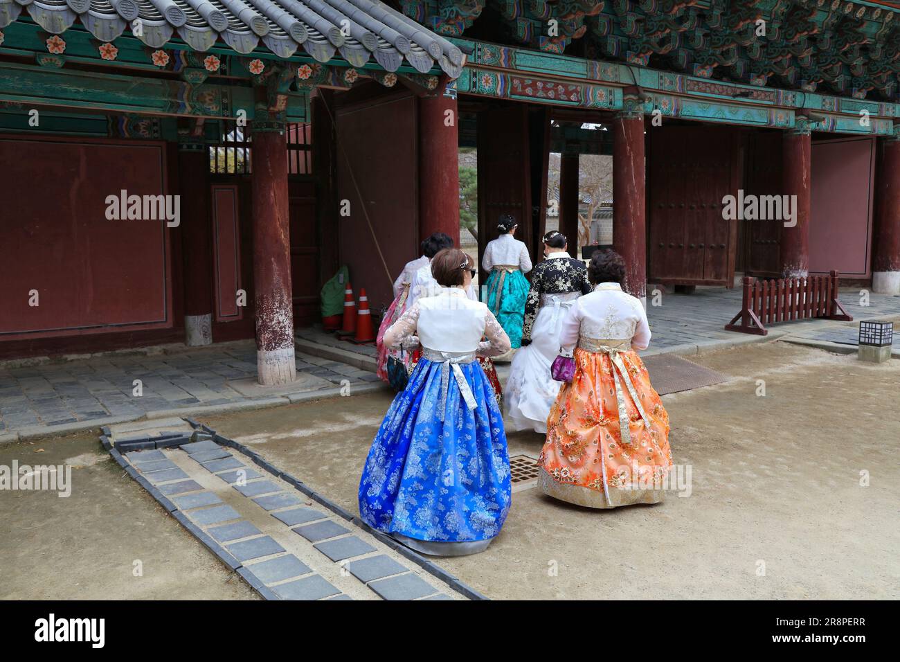 JEONJU, CORÉE DU SUD - 4 AVRIL 2023 : les touristes en vêtements de hanbok traditionnels coréens visitent le sanctuaire de Gyeonggijeon à Jeonju. Banque D'Images