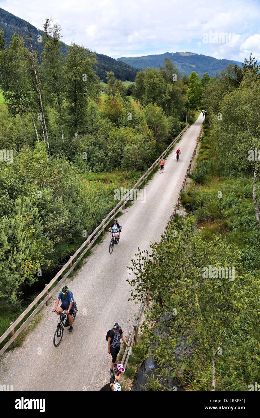 STROBL, AUTRICHE - 2 AOÛT 2022 : les cyclistes empruntent la piste cyclable de Salzkammergut Radweg longue distance en Autriche. Banque D'Images