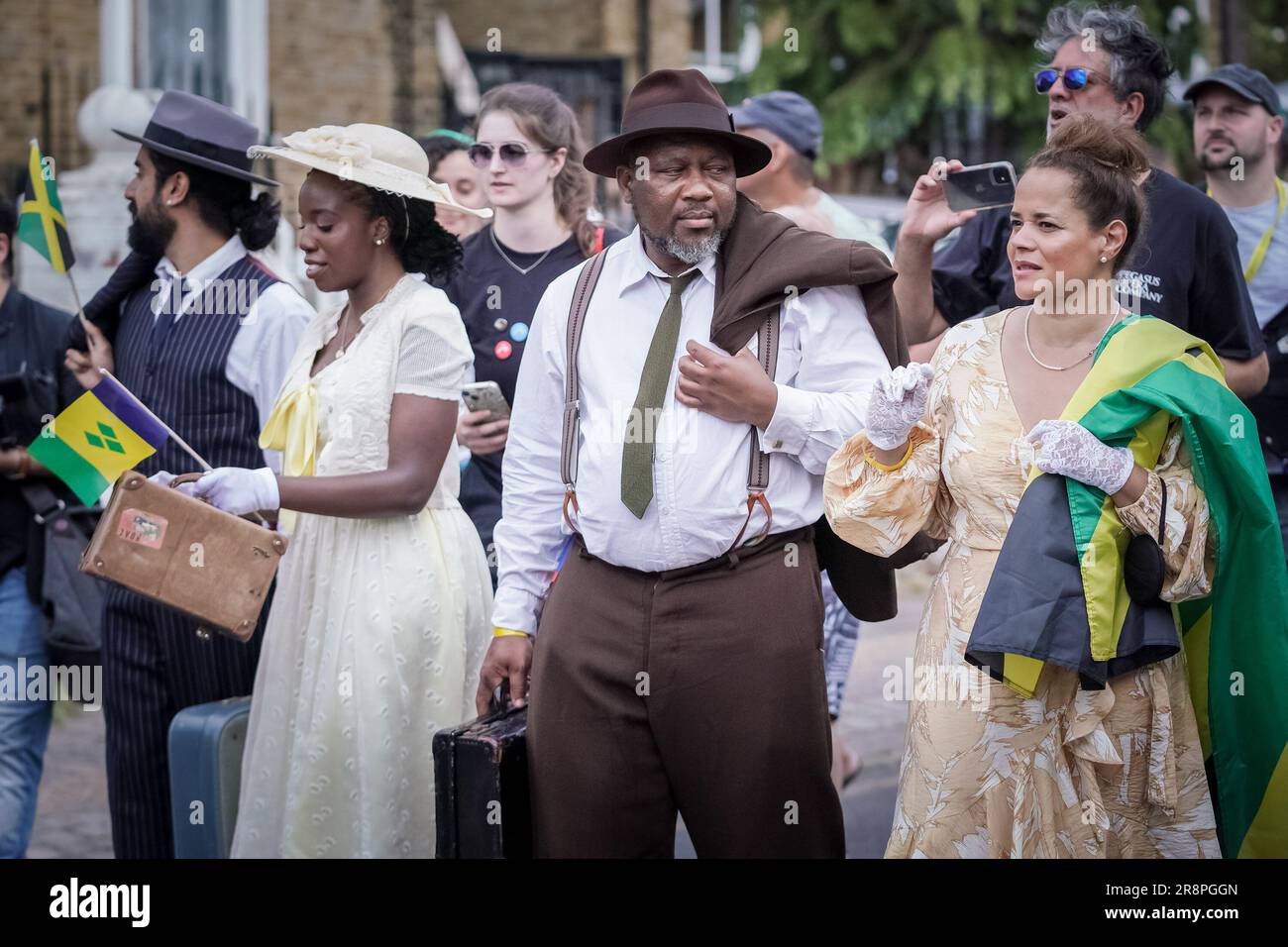 Londres, Royaume-Uni. 22nd juin 2023. Windrush 75 : procession. Les résidents locaux arrivent habillés comme les migrants de Windrush d'origine ont fait il y a 75 ans prêt à traiter de Herne place à BrixtonÕs Windrush Square. La procession fait partie des célébrations de la génération de migrants de Windrush qui allait continuer à façonner la Grande-Bretagne moderne. Credit: Guy Corbishley/Alamy Live News Banque D'Images