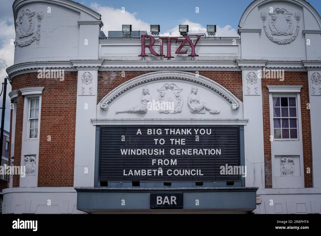 Londres, Royaume-Uni. 22nd juin 2023. Windrush 75 : le cinéma local de Brixton affiche un message de remerciement à la génération de migrants de Windrush. Credit: Guy Corbishley/Alamy Live News Banque D'Images