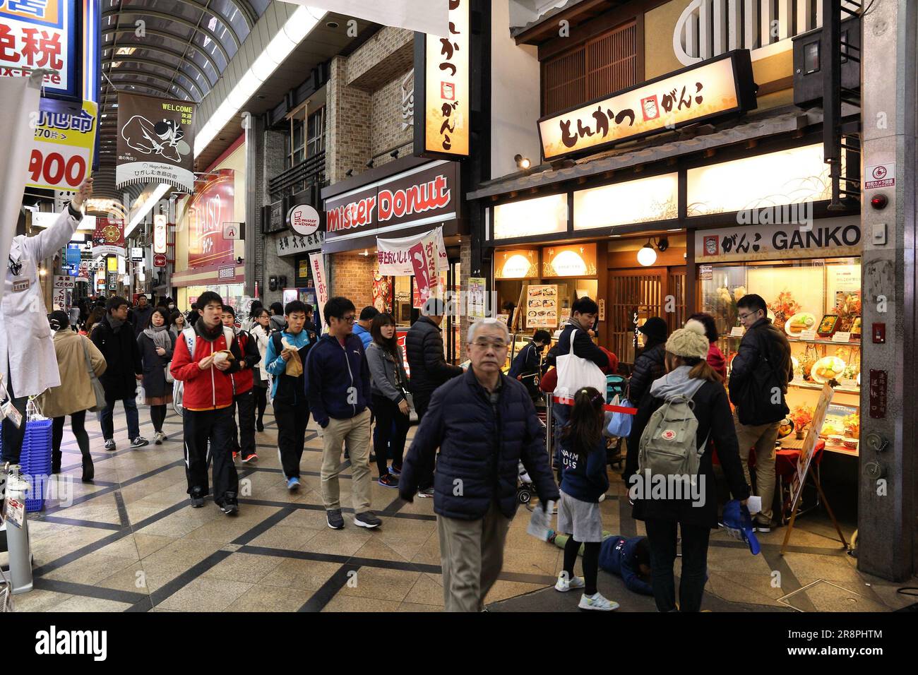 NARA, Japon - 23 NOVEMBRE 2016 : personnes visitent la rue commerçante couverte à Nara, au Japon. Nara est une ancienne capitale du Japon. De nos jours c'est une grande ville Banque D'Images