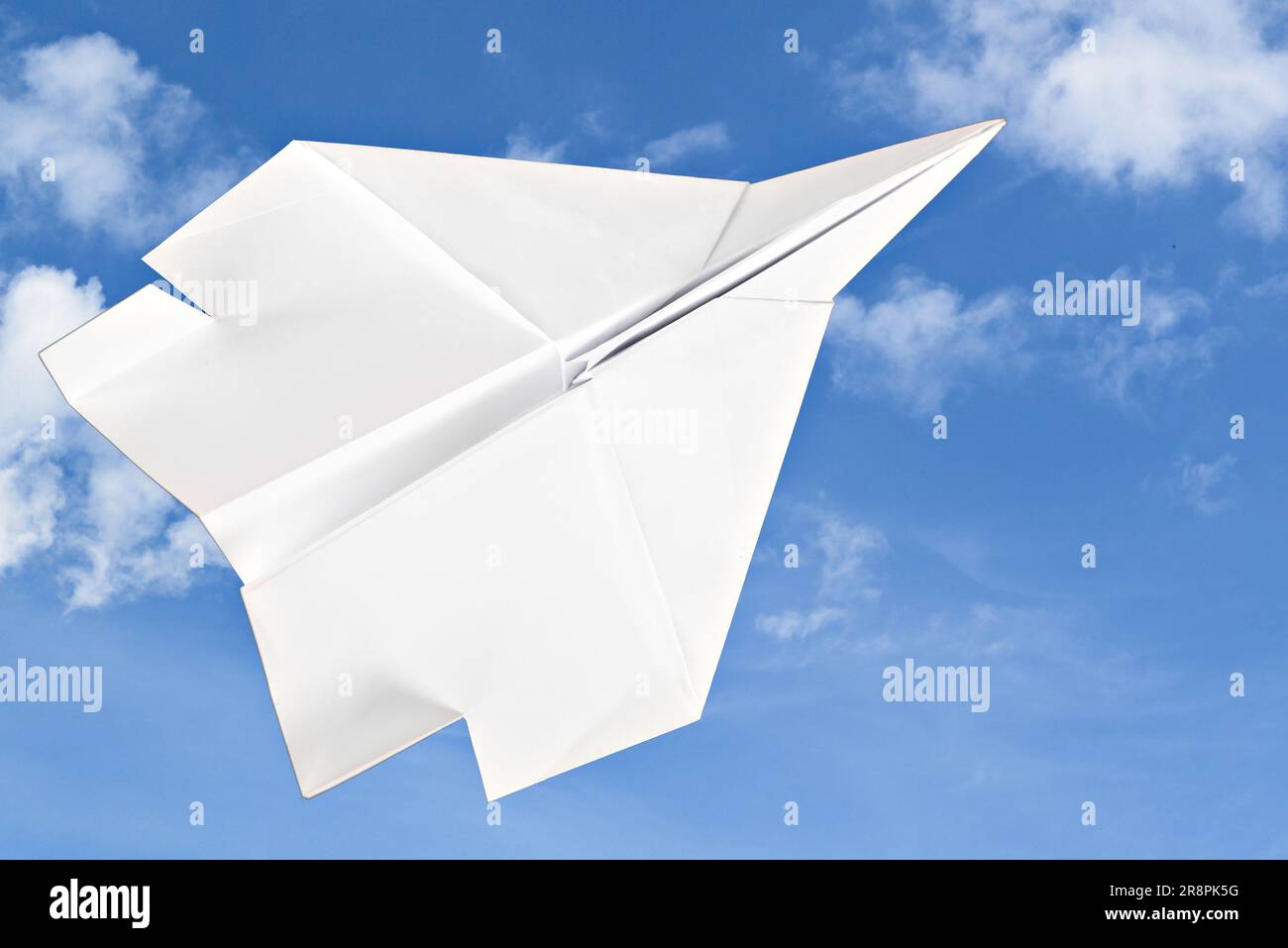 Plan de papier blanc isolé sur fond bleu Banque D'Images